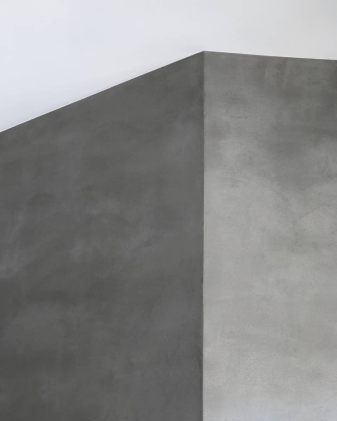 Salon minimaliste avec mur en béton, ambiance contemporaine, artisan décorateur à Montpellier