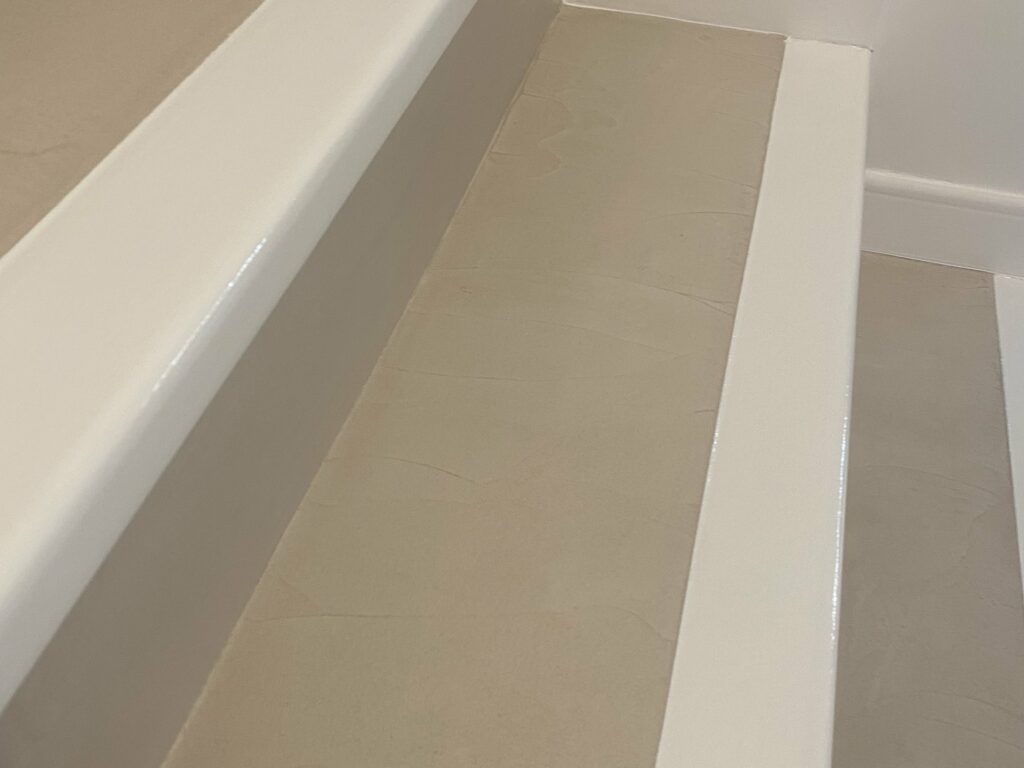 Marches d'escalier en béton ciré beige et nez de marche blancs, réalisation Full Déco à Montpellier