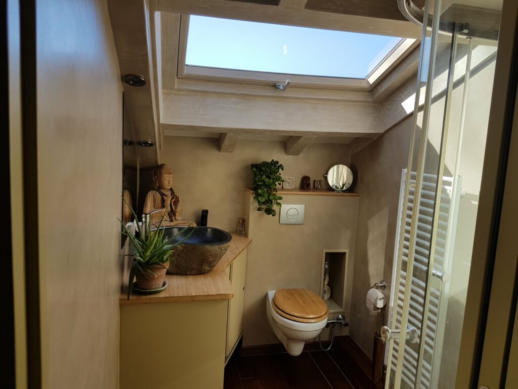 Salle de bain sous combles aux murs en béton ciré, réalisation Full Déco à Montpellier